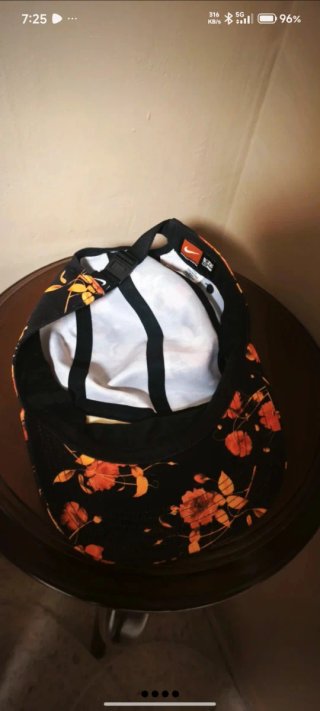 Gorra Nike Negra y Naranja Floral
