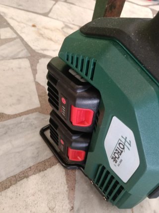 Decespugliatore a doppia batteria