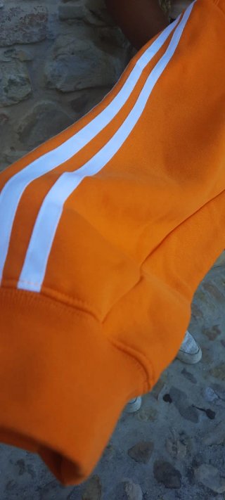 Felpa Adidas arancione con strisce