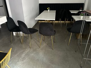 Silla Terciopelo Negro Patas Doradas