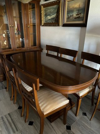 Aparador, vitrina y mesa con 6 sillas