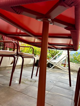 Tavolo da giardino in vetro e metallo