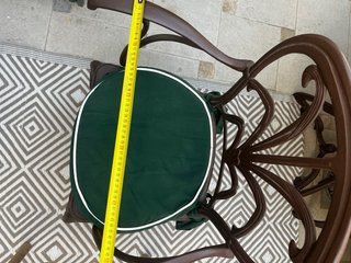 Silla de jardín marrón con cojín verde