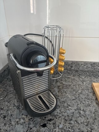 Cafetera Nespresso Krups y soporte capsulas