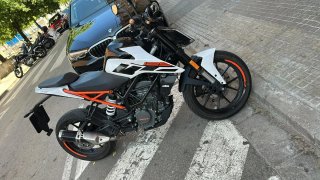 KTM 125 Naked Naranja y Blanca