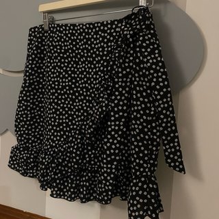 Falda negra estampada con volantes