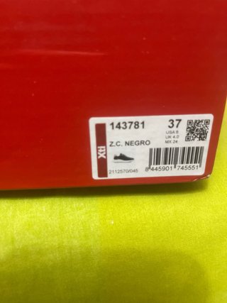 Zapatillas Xti Negras y Doradas Nuevas