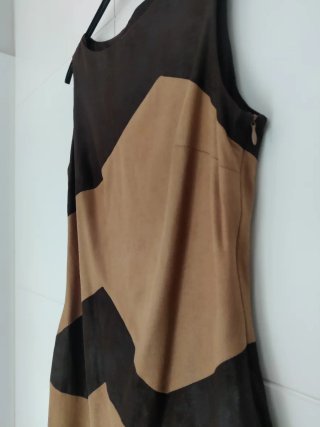 Vestido sin mangas marrón y beige