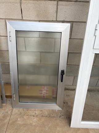Ventana abatible de aluminio color plata