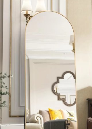 Espejo de diseño dorado arqueado