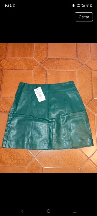 Falda efecto piel verde talla M Stradivarius