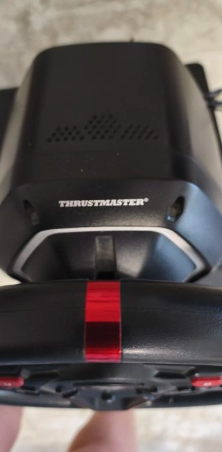 Volante Thrustmaster con pedales y soporte