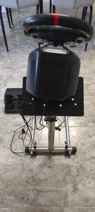Volante Thrustmaster con pedales y soporte