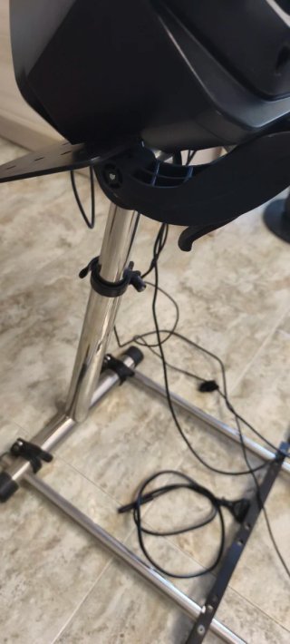 Volante Thrustmaster con pedales y soporte