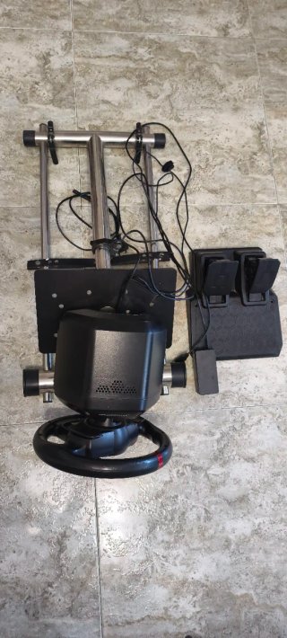 Volante Thrustmaster con pedales y soporte