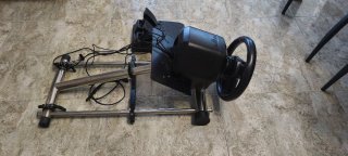 Volante Thrustmaster con pedales y soporte