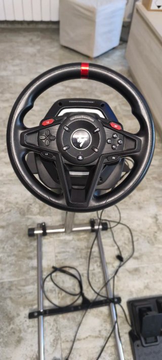 Volante Thrustmaster con pedales y soporte