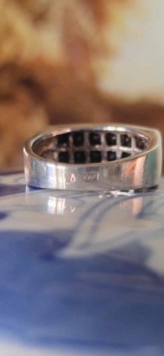 Precioso anillo de.plata y onix