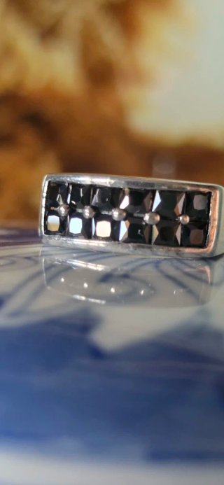 Precioso anillo de.plata y onix