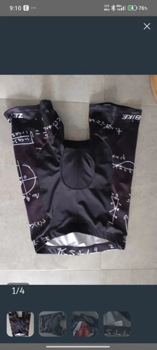 Ropa variada y gafas de ciclismo