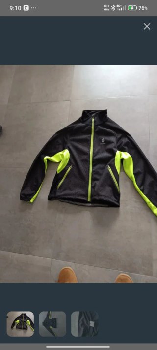 Ropa variada y gafas de ciclismo