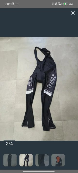 Ropa variada y gafas de ciclismo