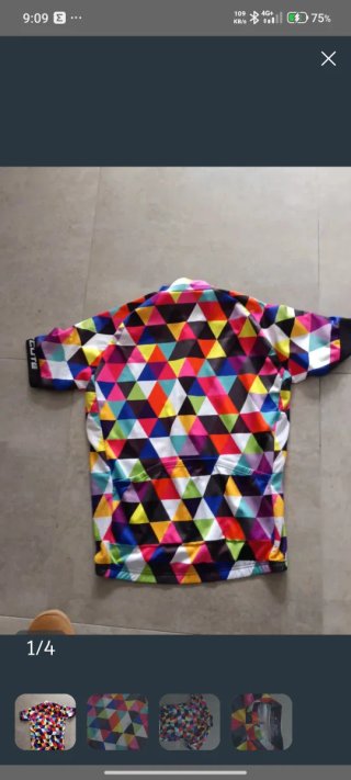 Ropa variada y gafas de ciclismo
