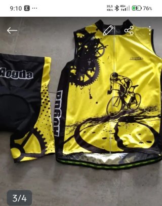 Ropa variada y gafas de ciclismo