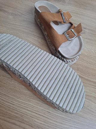 Sandalias Marrones con Hebillas