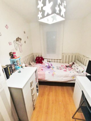 Cama infantil con cómoda y lámpara
