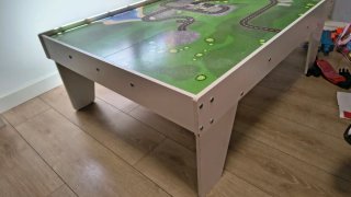 Mesa de juego con aprox 100 piezas vías y trenes m