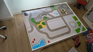 Mesa de juego con aprox 100 piezas vías y trenes m