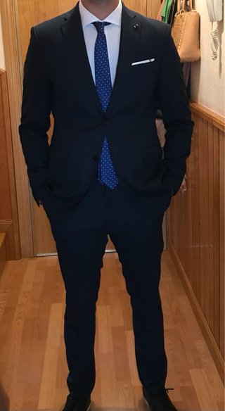 Traje y camisa Zara.