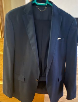 Traje y camisa Zara.