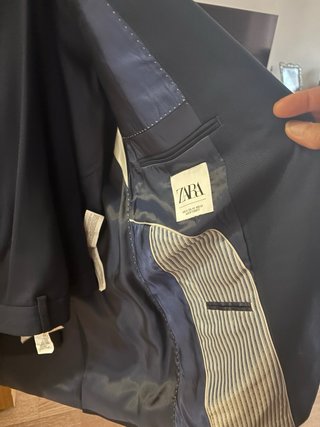 Traje y camisa Zara.