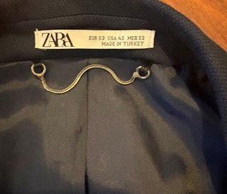 Traje y camisa Zara.