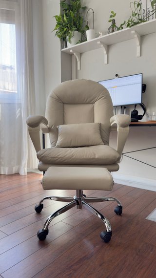 Silla ergonómica reclinable con reposapiés