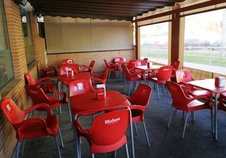 Sedie da terrazzo in plastica rosse