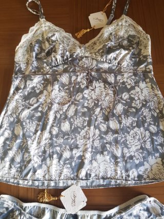 Conjunto lencería floral gris y blanco