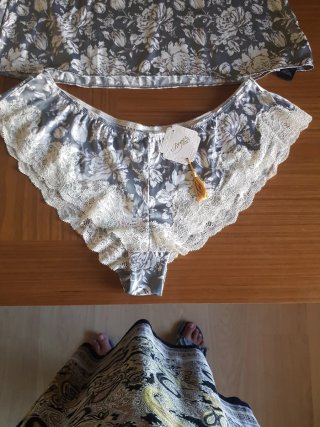 Conjunto lencería floral gris y blanco