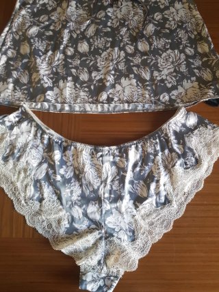 Conjunto lencería floral gris y blanco