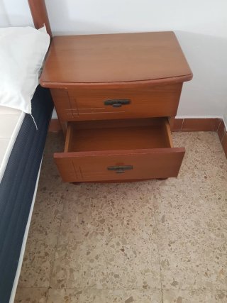 Cama con cabecero de metal y madera