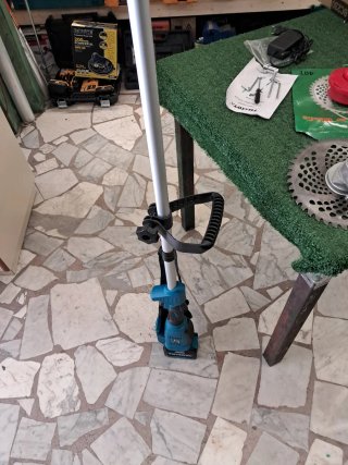 Decespugliatore a batteria con accessori