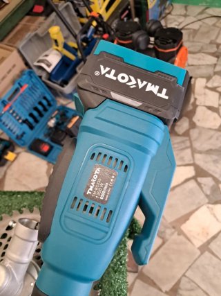 Decespugliatore a batteria con accessori