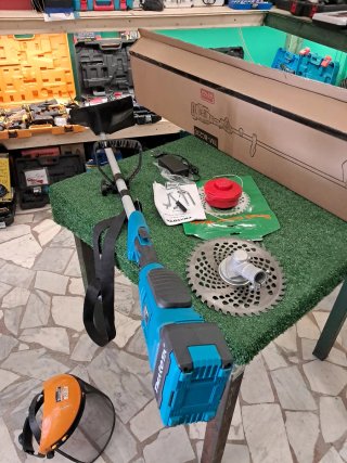 Decespugliatore a batteria con accessori