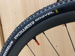 Bicicleta uso Gravel full Carbono ligera.