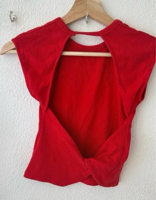 Camiseta roja con cerezas y lazo