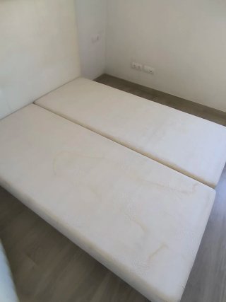Set Dormitorio:Cama, cabecero, mesitas