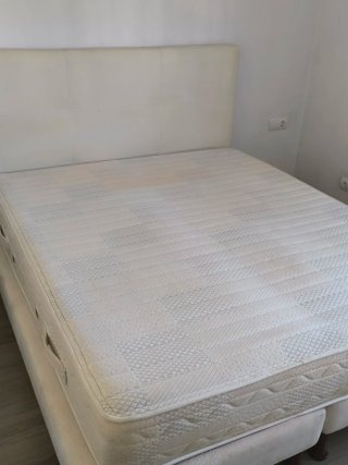 Set Dormitorio:Cama, cabecero, mesitas