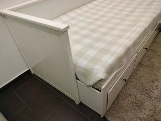 Cama infantil blanca con cajones